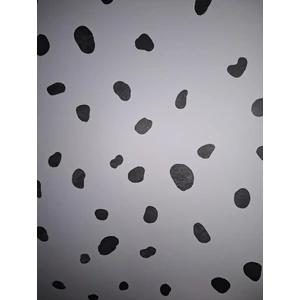 Fehér alapon szürke fekete pöttyös tapéta