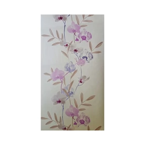 Világos alapon, középen lila virágos tapéta