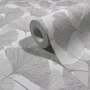 Kép 1/2 - Törtfehér és púderes szürke tónusú 3d gingko mintás tapéta